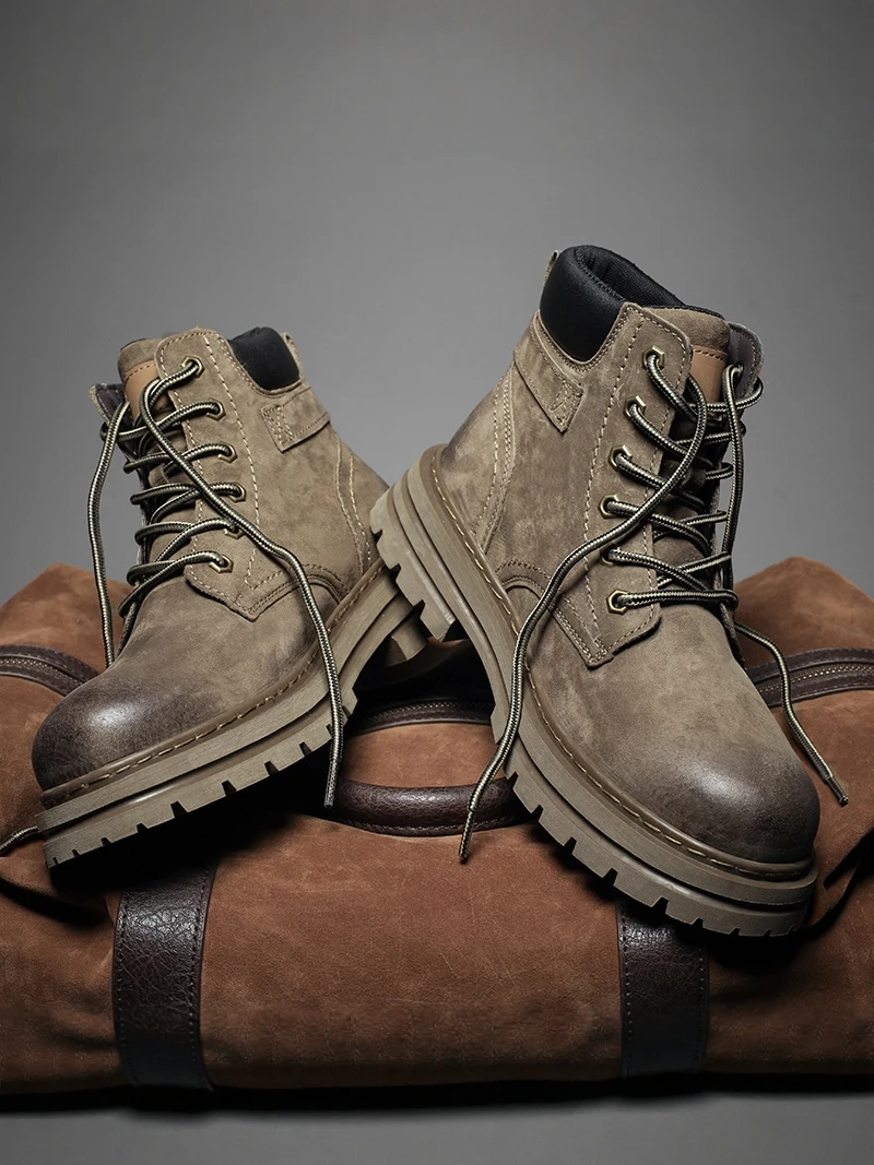 Retro British Style Boots Men's High Top Lightweight Sporty Anti-Slip Mid-Calf Work Boots Thick Bottom Rubber Sole
Retro British Style Boots Men's High Top Lightweight Sporty Anti-Slip Mid-Calf Work Boots Thick Bottom Rubber Sole