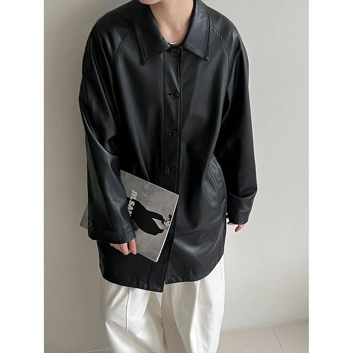 Retro High-end Black Mid-length Leather Coat for Women, New Soft Leather for Autumn.
Retro High-end Black Mid-length Leather Coat for Women, New Soft Leather for Autumn.