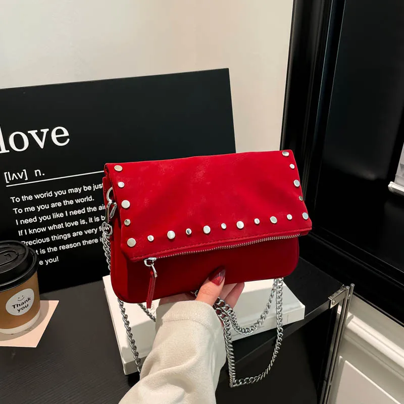 Новая модная сумка через плечо в мотоциклетном стиле, винтажная сумка с заклепками для женщин, удобная и универсальная сумка для поездок на работу
Новая модная сумка через плечо в мотоциклетном стиле, винтажная сумка с заклепками для женщин, удобная и универсальная сумка для поездок на работу