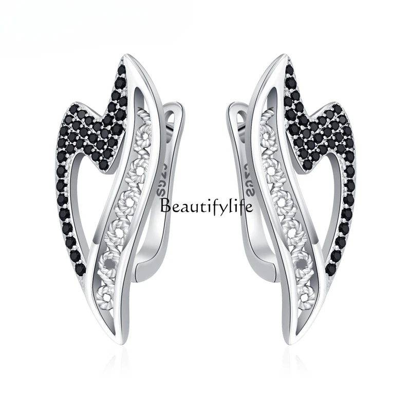 Exquisite love stud earrings, Korean version of versatile temperament simple heart-shaped winding earrings
Exquisite love stud earrings, Korean version of versatile temperament simple heart-shaped winding earrings
