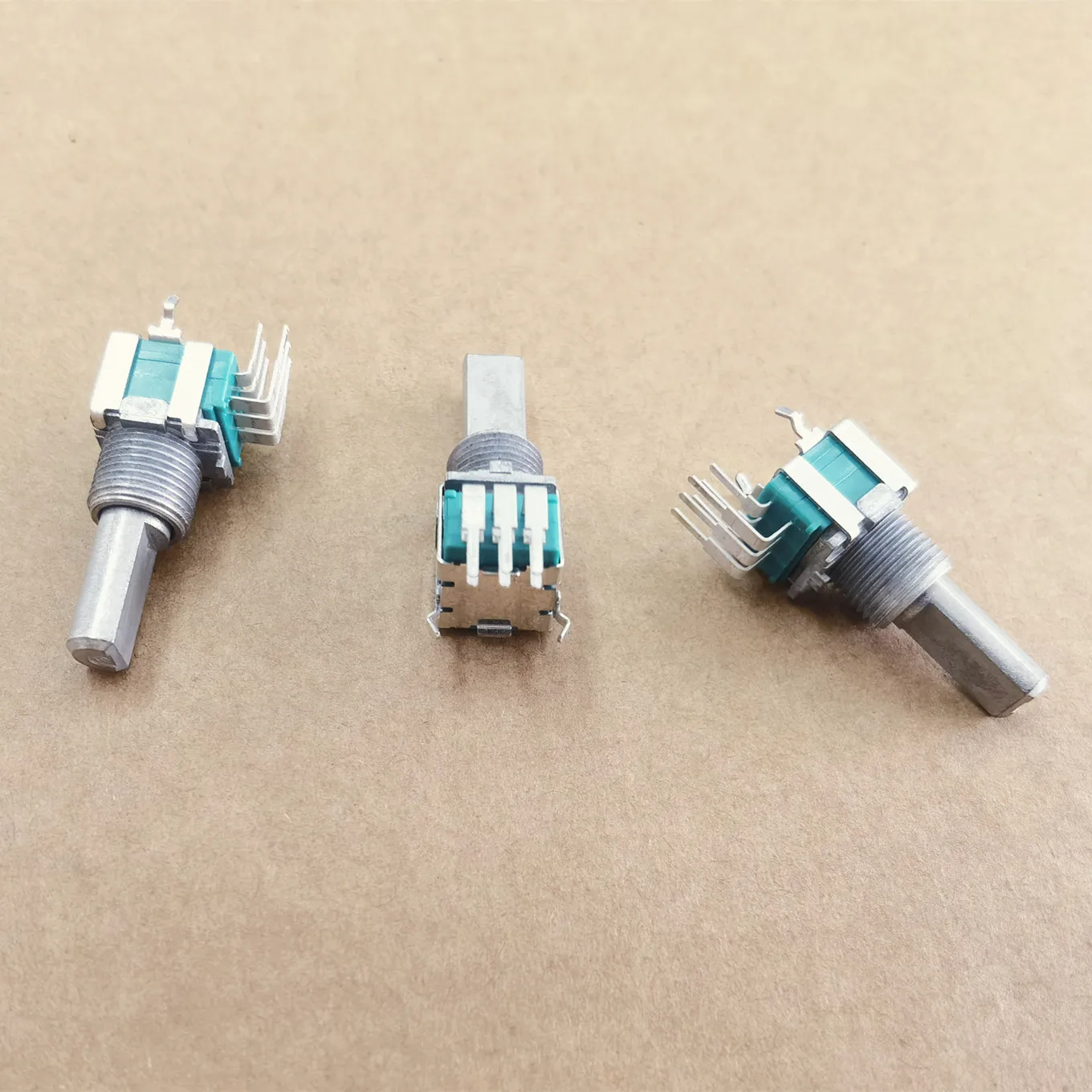 Original New 100% dual volume potentiometer RK09L1240019 103B B10K with midpoint axis length 20MM (SWITCH)
Original New 100% dual volume potentiometer RK09L1240019 103B B10K with midpoint axis length 20MM (SWITCH)