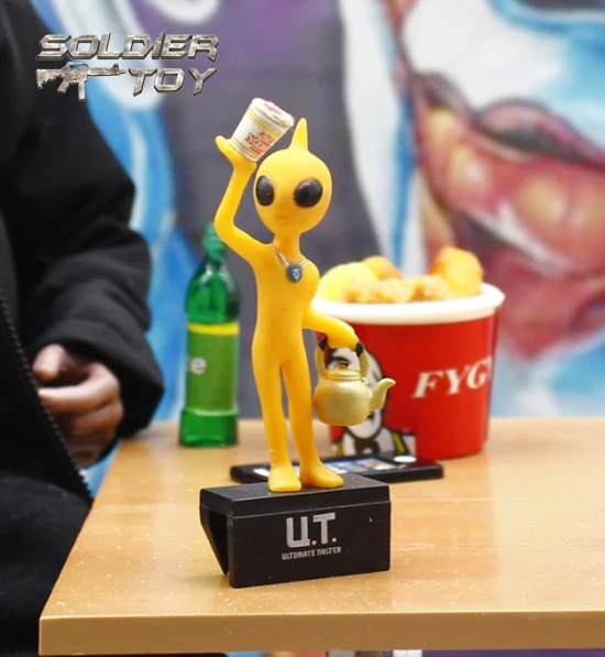 Миниатюрная модель инопланетянина с горшком и чашкой.
Миниатюрная модель инопланетянина с горшком и чашкой.