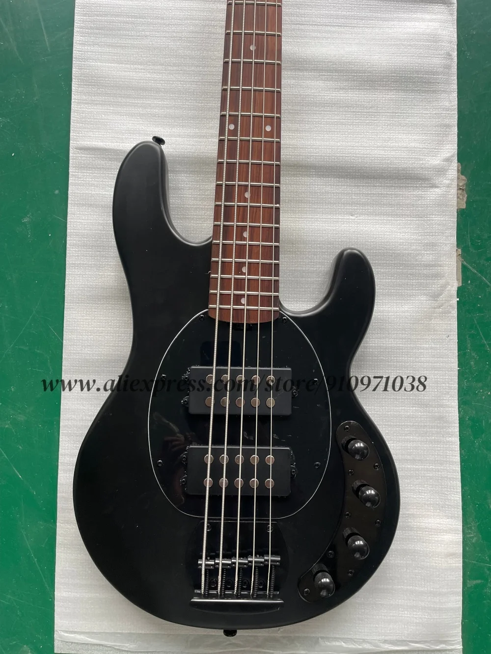 5-string black bass, matte bass, fixed bridge, solid wood body, rosewood fingerboard, black pickup guard plate, active battery
5-string black bass, matte bass, fixed bridge, solid wood body, rosewood fingerboard, black pickup guard plate, active battery