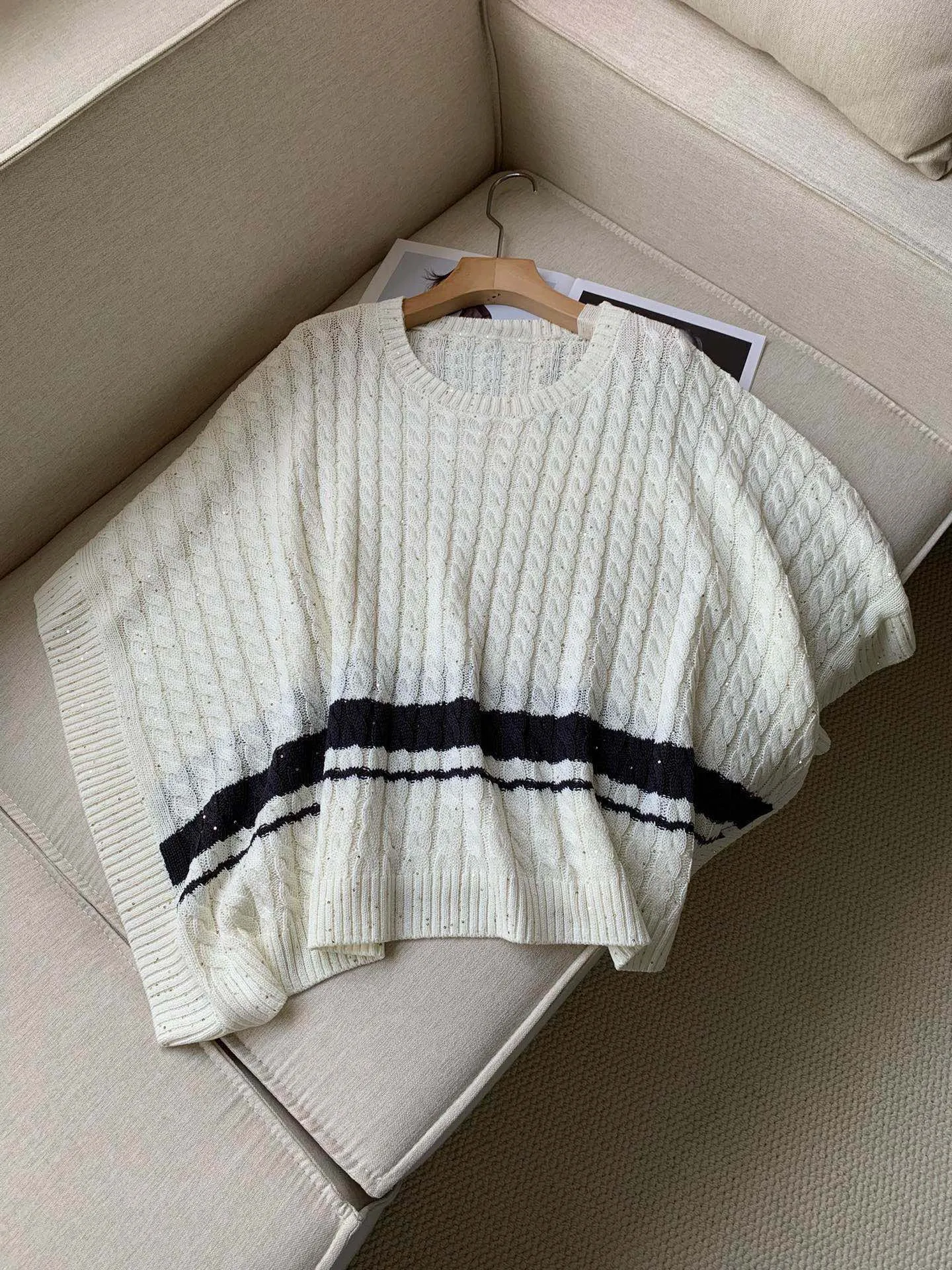 Early Autumn Contrast Color Lazy Sweater Loose Bat Sleeve High Quality Knitted Sweater For Women
Early Autumn Contrast Color Lazy Sweater Loose Bat Sleeve High Quality Knitted Sweater For Women