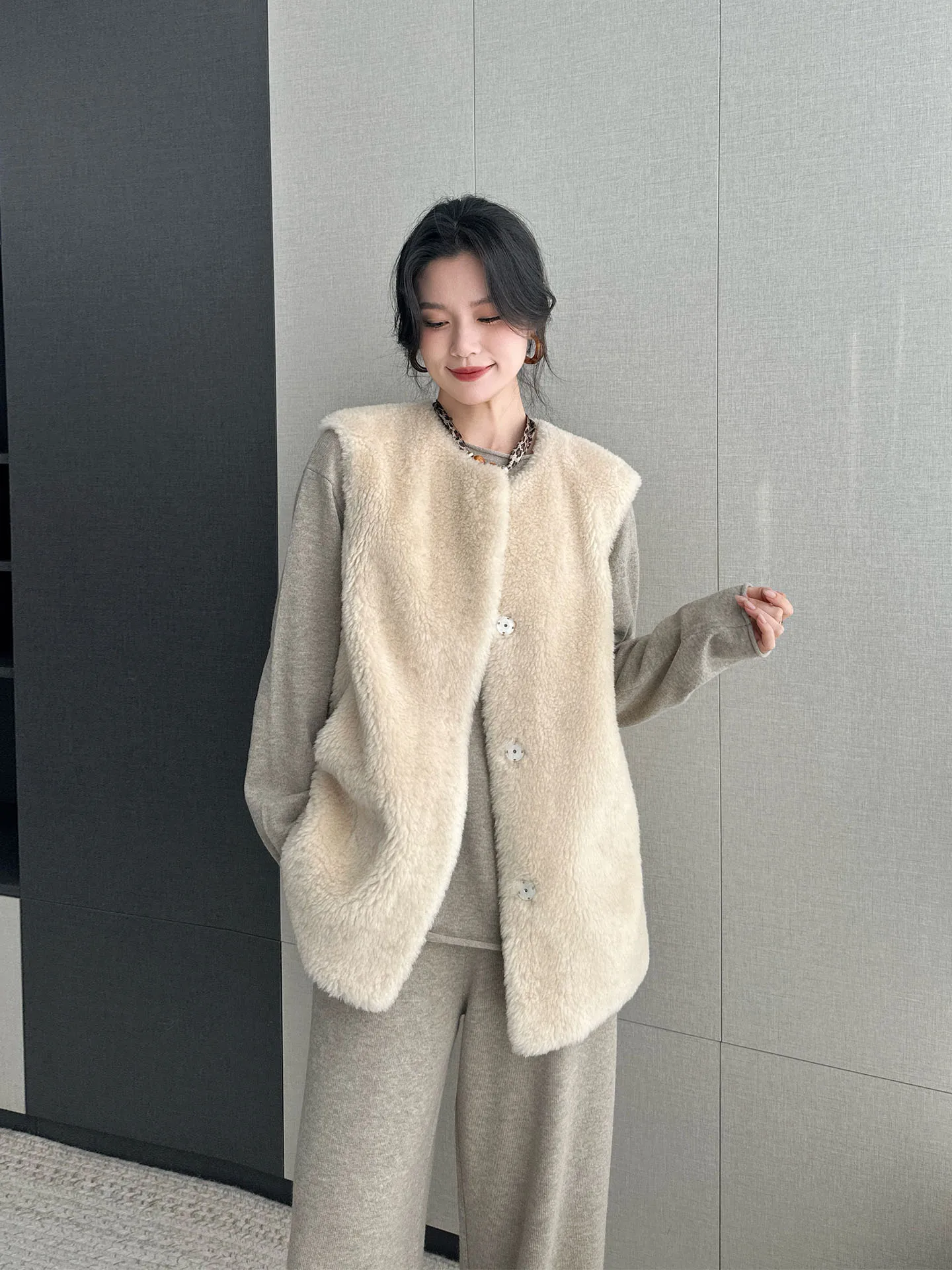 00% Wool Lamb Fur Jaet Women's Particle Velvet Lamb Fur Coat New 2025 Vest Bal oulderl Comfortable Casual Sle
00% Wool Lamb Fur Jaet Women's Particle Velvet Lamb Fur Coat New 2025 Vest Bal oulderl Comfortable Casual Sle