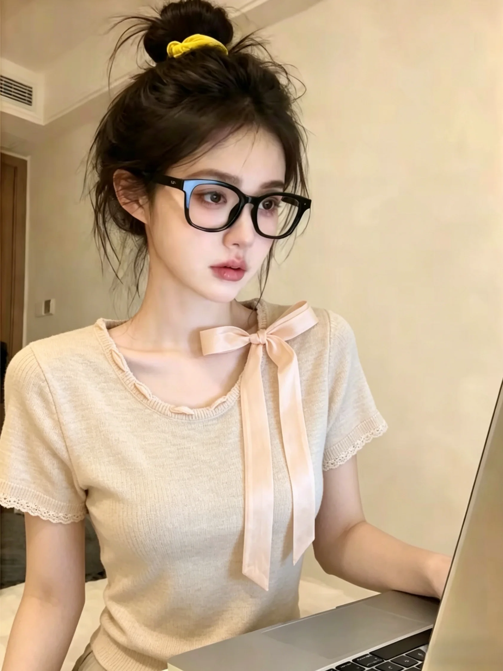 Unique Beautiful Short Sleeve Knitted Sweater Women's Summer New Style Self-Preserving Gentle Knot Silk Ribbon Top
Unique Beautiful Short Sleeve Knitted Sweater Women's Summer New Style Self-Preserving Gentle Knot Silk Ribbon Top