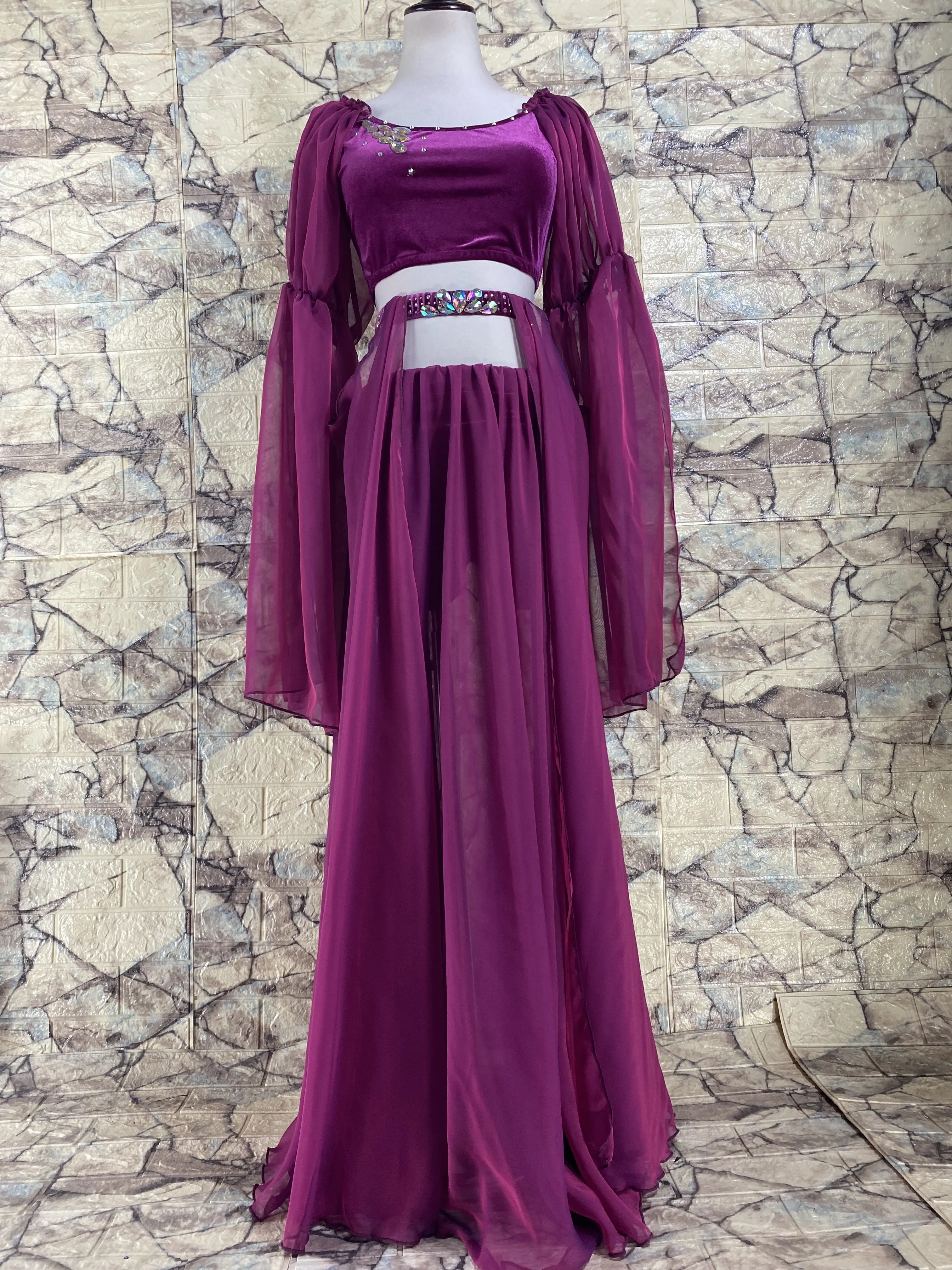 Belly Dance Costume Set Long Sleeves Top+split Skirt 2pcs Female Practice Skirt Oriental Clothes Set Girl Belly Dancing Outfit
Belly Dance Costume Set Long Sleeves Top+split Skirt 2pcs Female Practice Skirt Oriental Clothes Set Girl Belly Dancing Outfit