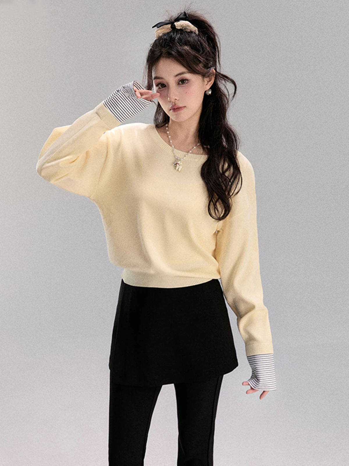 Имитация двухслойного трикотажного свитера с открытыми плечами, длинными рукавами и асимметричным воротником, весна 2025, новая женская модная модель с элементами пэчворка
Имитация двухслойного трикотажного свитера с открытыми плечами, длинными рукавами и асимметричным воротником, весна 2025, новая женская модная модель с элементами пэчворка