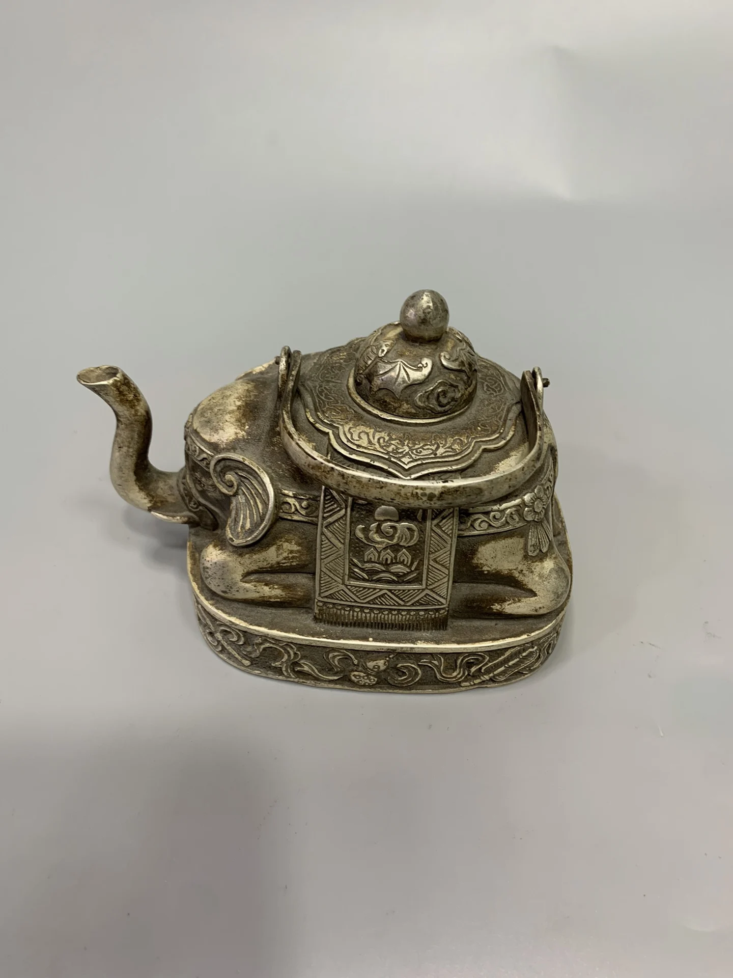 A Beautifully Shaped Home Craft Made of Pure Copper Elephant pot With Exquisite Craftsmanship Suitable for Decoration
A Beautifully Shaped Home Craft Made of Pure Copper Elephant pot With Exquisite Craftsmanship Suitable for Decoration