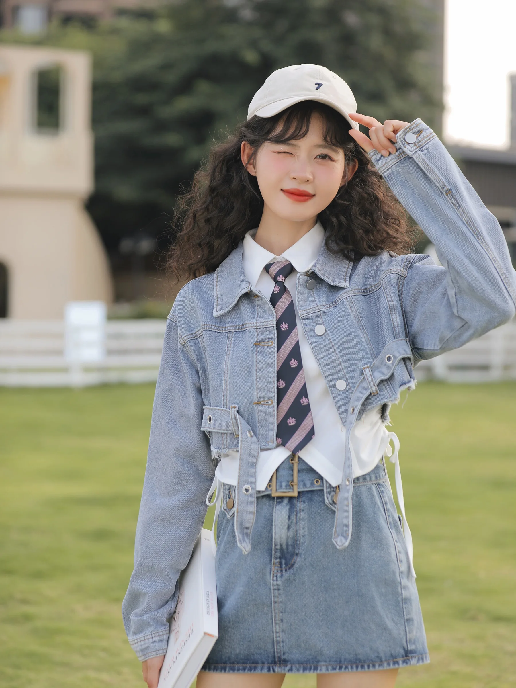 Lingjiu 2025 New Faion ort Sweet Cool Light Blue Retro School Sle Denim Jaet Women Spring Autumn ort Coat Ladies
Lingjiu 2025 New Faion ort Sweet Cool Light Blue Retro School Sle Denim Jaet Women Spring Autumn ort Coat Ladies