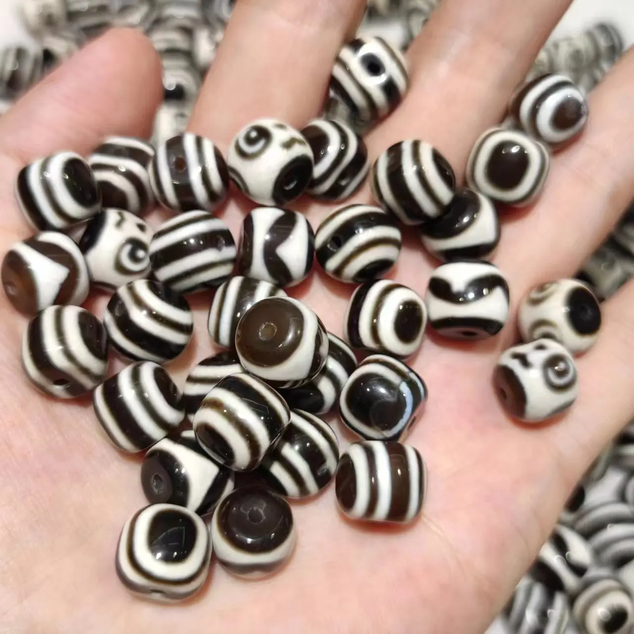 100pcs/lot natural old agate handmade beads wholesale Black and white Weathering lines Ethnography DIY bracelet necklace taki
100pcs/lot natural old agate handmade beads wholesale Black and white Weathering lines Ethnography DIY bracelet necklace taki
