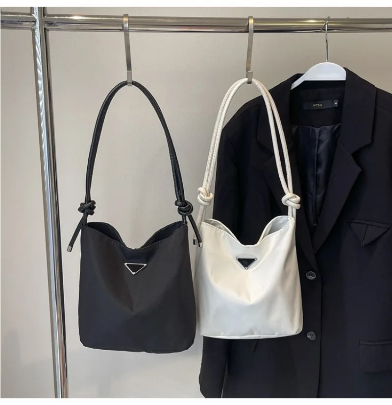 Fashion Minimalist Tote Bag 2025 New Pure Color Women's Shoulder Crossbody Bag for Commuting Casual Use
Fashion Minimalist Tote Bag 2025 New Pure Color Women's Shoulder Crossbody Bag for Commuting Casual Use