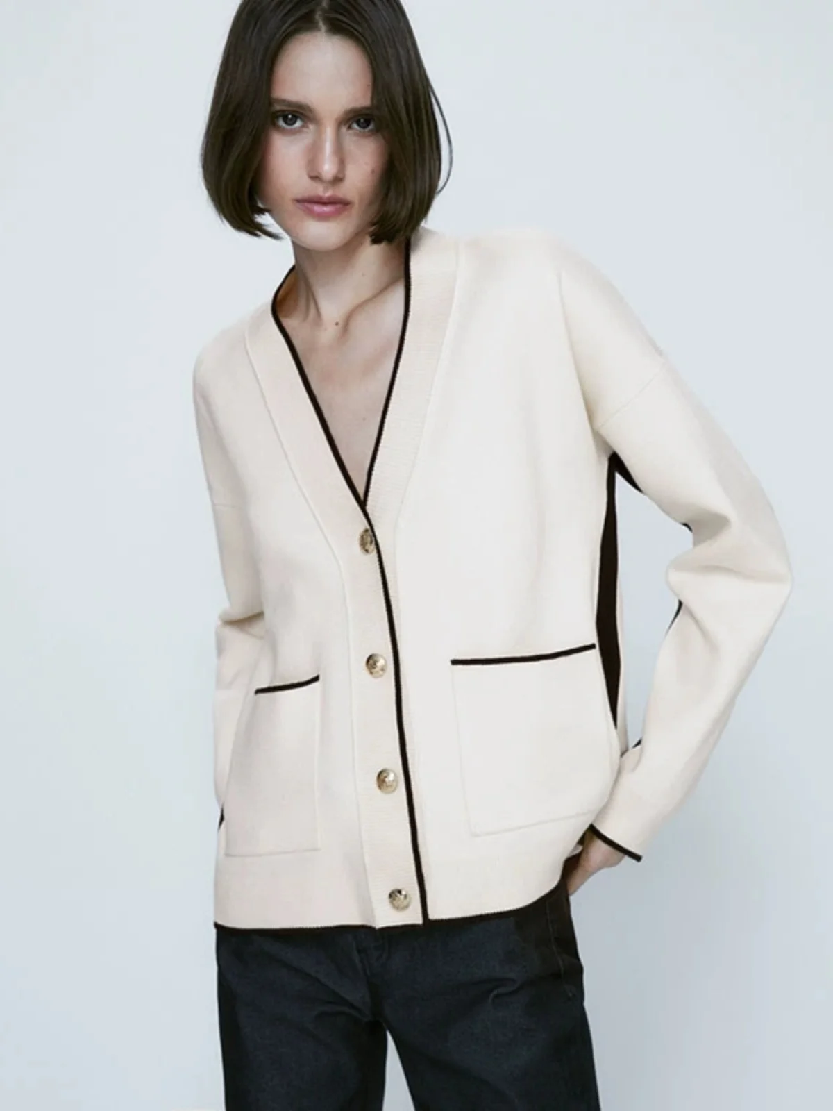 Модный вязаный кардиган с V-образным вырезом и вставками, осенняя новинка, женский повседневный длинный свитер...
Модный вязаный кардиган с V-образным вырезом и вставками, осенняя новинка, женский повседневный длинный свитер...