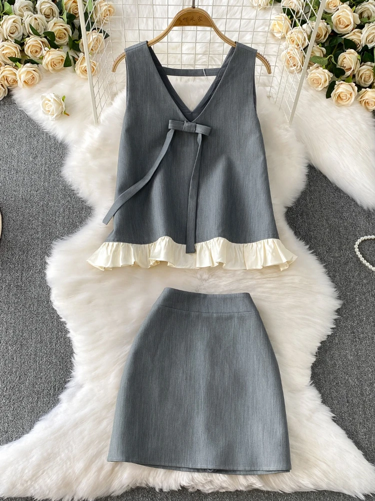 Pearl Bow Pin Backless V-neck Vest Solid Color Wrapped Hip Short Skirt Fashion Women Advanced Temperament Two-pieces Set
Pearl Bow Pin Backless V-neck Vest Solid Color Wrapped Hip Short Skirt Fashion Women Advanced Temperament Two-pieces Set