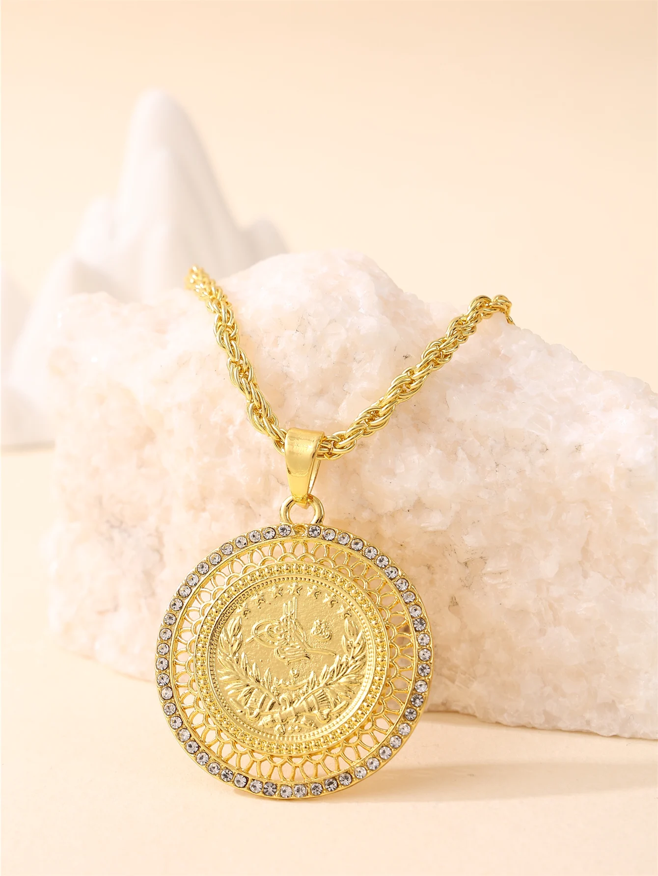 Women's Coin Design Necklace Pendant with Rhinestones Ottoman Pattern French Vintage Style for Wedding Party Festival Accessorie
Women's Coin Design Necklace Pendant with Rhinestones Ottoman Pattern French Vintage Style for Wedding Party Festival Accessorie