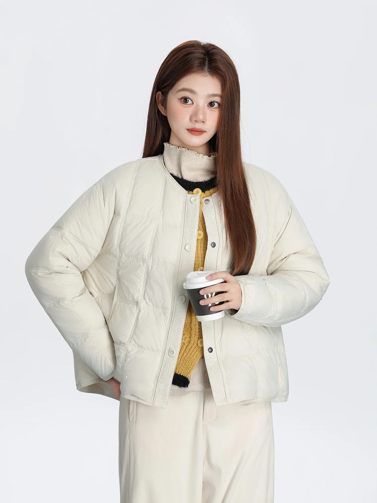 Легкая круглая укороченная женская куртка-пуховик 2025 года: новая, простая, универсальная, теплая верхняя одежда, тонкое стеганое пальто
Легкая круглая укороченная женская куртка-пуховик 2025 года: новая, простая, универсальная, теплая верхняя одежда, тонкое стеганое пальто