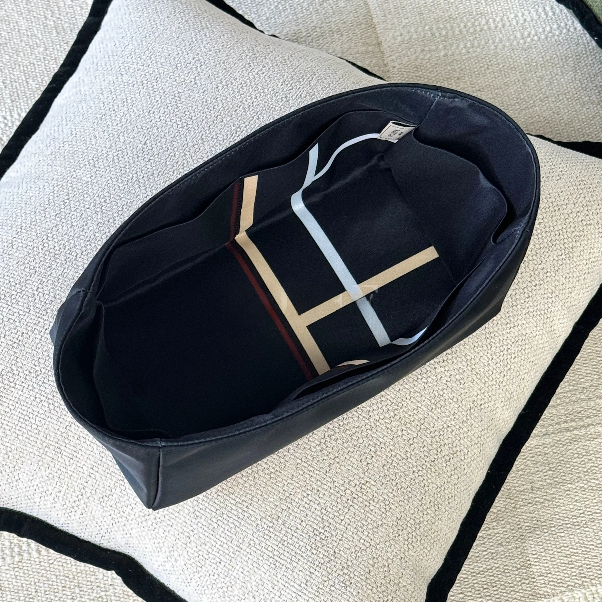 Limited Edition Waterproof Bag Organizer Inner Liner for Hermès 25/30 Storage Cosmetic Pouch with Line Pattern 
Limited Edition Waterproof Bag Organizer Inner Liner for Hermès 25/30 Storage Cosmetic Pouch with Line Pattern