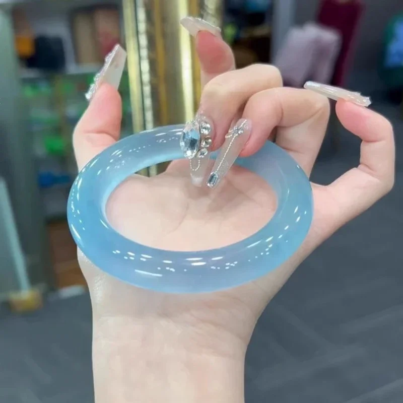 Браслет из натурального голубого агата-халцедона
Браслет из натурального голубого агата-халцедона