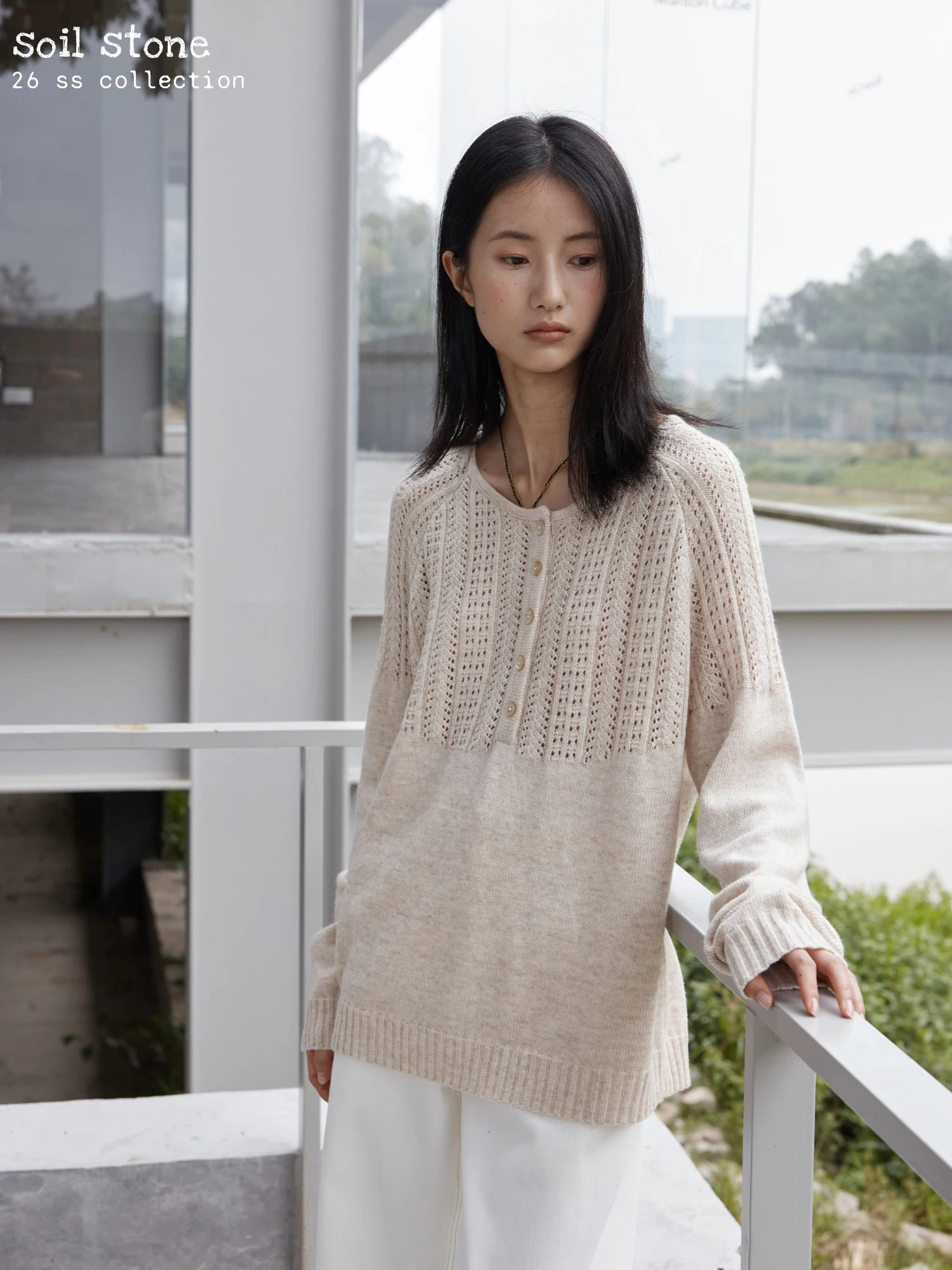Женский повседневный свободный свитер Soil Stone 2026SS с длинными рукавами, вязаный, с вырезами, на пуговицах, с круглым вырезом, из мягкого дышащего нейлона
Женский повседневный свободный свитер Soil Stone 2026SS с длинными рукавами, вязаный, с вырезами, на пуговицах, с круглым вырезом, из мягкого дышащего нейлона