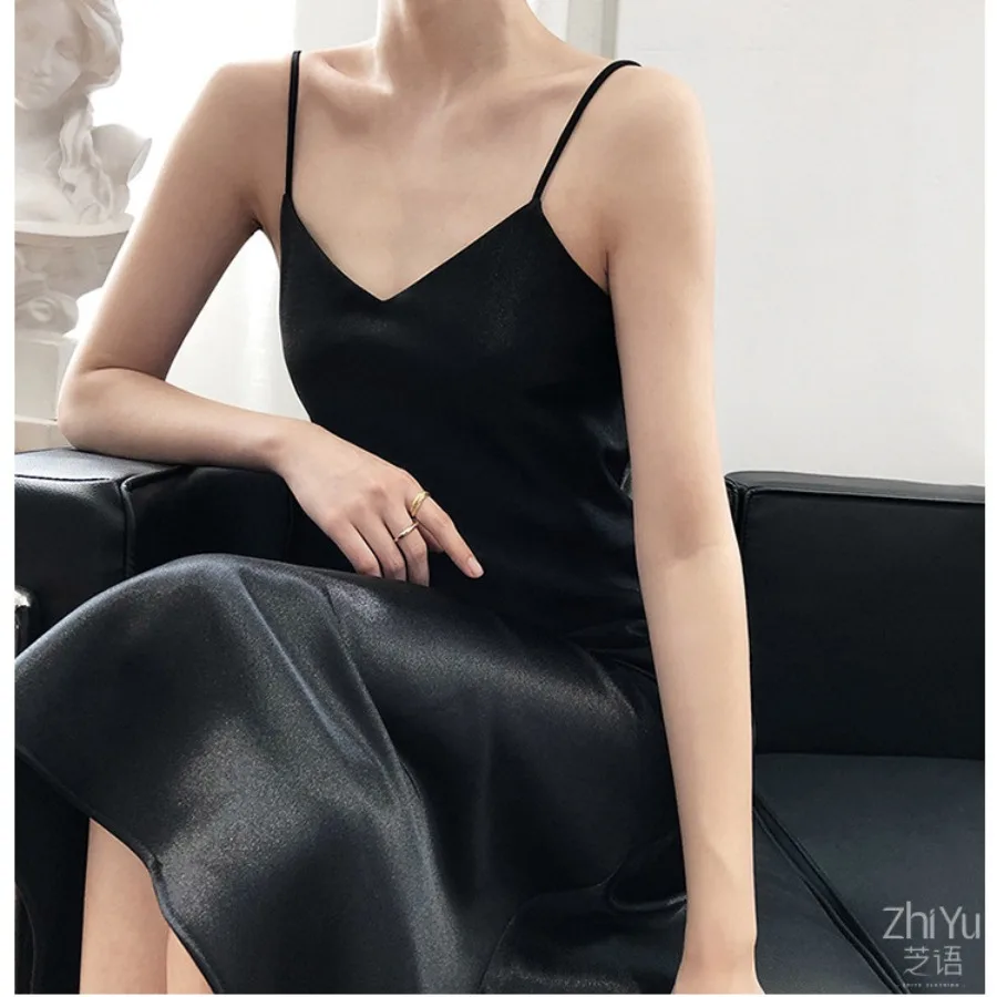 【New style】2026 new satin suspender dress women's long V-neck temperament slimming and base long dress
【New style】2026 new satin suspender dress women's long V-neck temperament slimming and base long dress