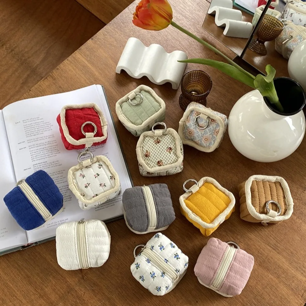 Простой портативный нейлоновый кошелек для монет в корейском стиле с вышивкой, мини-сумка для хранения, квадратная многофункциональная сумка для мелких предметов для девочек
Простой портативный нейлоновый кошелек для монет в корейском стиле с вышивкой, мини-сумка для хранения, квадратная многофункциональная сумка для мелких предметов для девочек