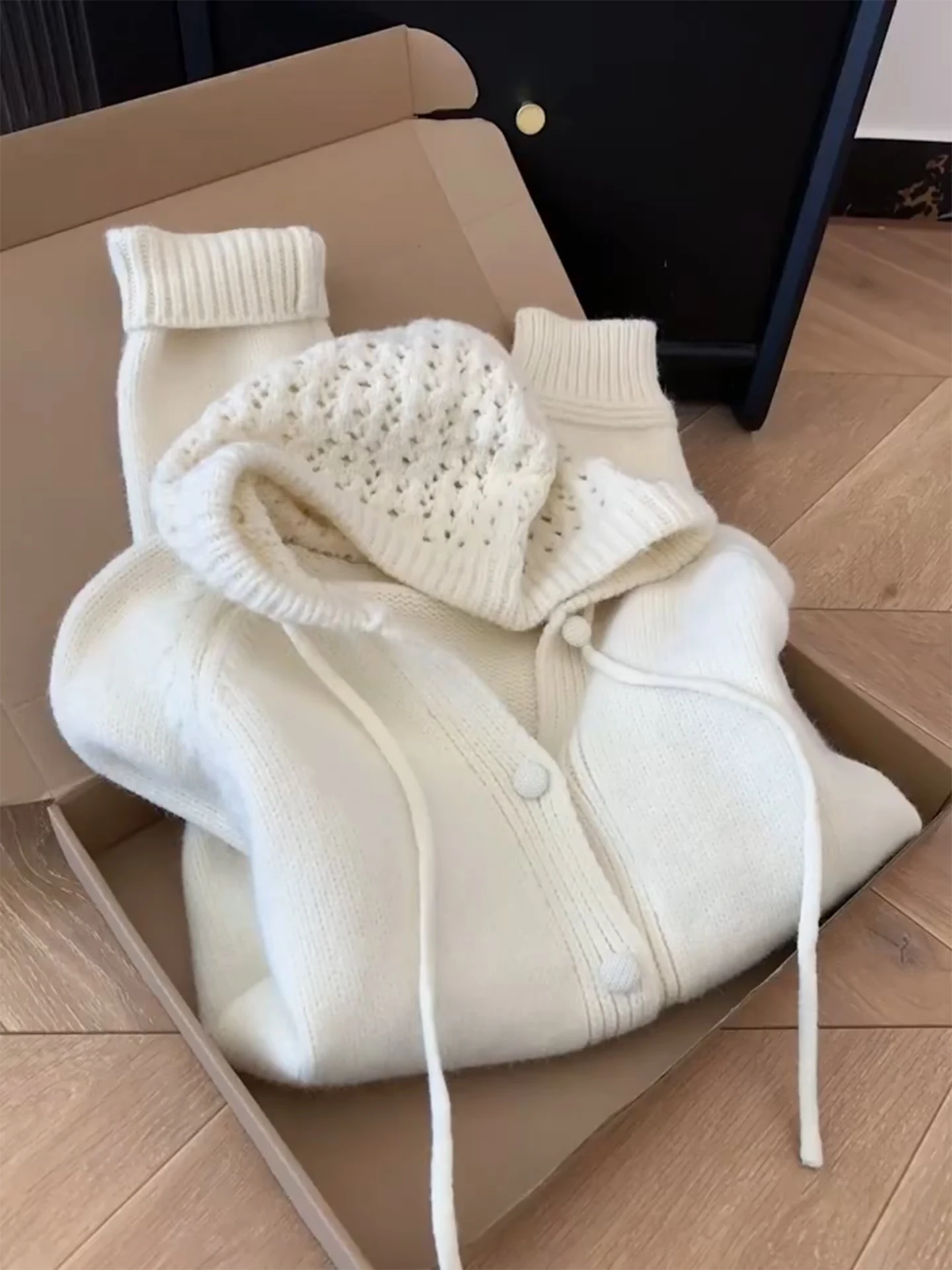 Корейский стиль, ретро свитер с капюшоном на шнурке, кардиган для женщин, осень-зима, свободное мягкое ленивое однобортное вязаное пальто 
Корейский стиль, ретро свитер с капюшоном на шнурке, кардиган для женщин, осень-зима, свободное мягкое ленивое однобортное вязаное пальто