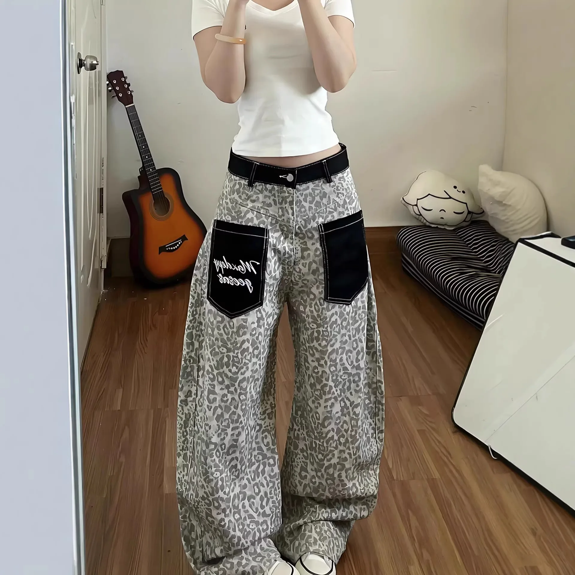 Retro Leopard Print Patchwork Pocket Denim Jeans Loose Wide Leg High Waist Cotton Jazz Dance Casual Trousers for Women
Retro Leopard Print Patchwork Pocket Denim Jeans Loose Wide Leg High Waist Cotton Jazz Dance Casual Trousers for Women