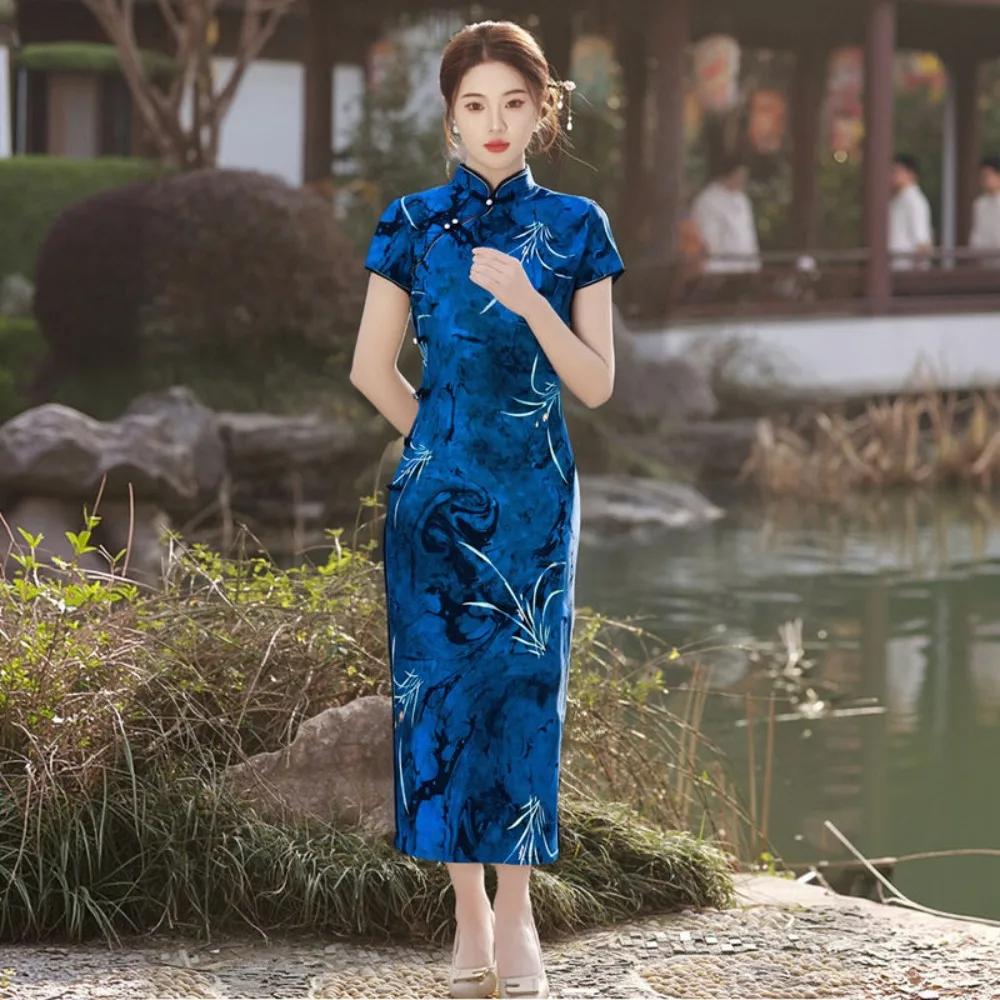 Ципао с синими боковыми пуговицами 2025, длинное современное платье Cheongsam с принтом, простое платье в молодом стиле 
Ципао с синими боковыми пуговицами 2025, длинное современное платье Cheongsam с принтом, простое платье в молодом стиле