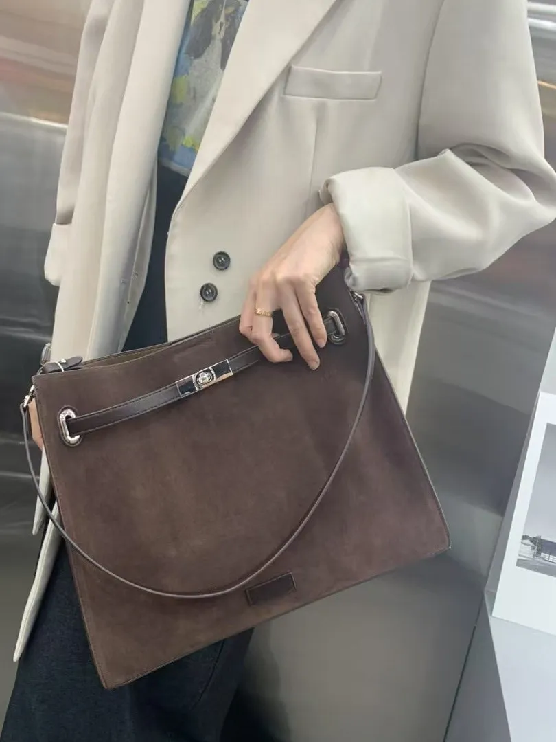 Ретро-сумка-тоут из замши для женщин, большая вместительная сумка на одно плечо, однотонная, универсальная, повседневная, в американском стиле
Ретро-сумка-тоут из замши для женщин, большая вместительная сумка на одно плечо, однотонная, универсальная, повседневная, в американском стиле