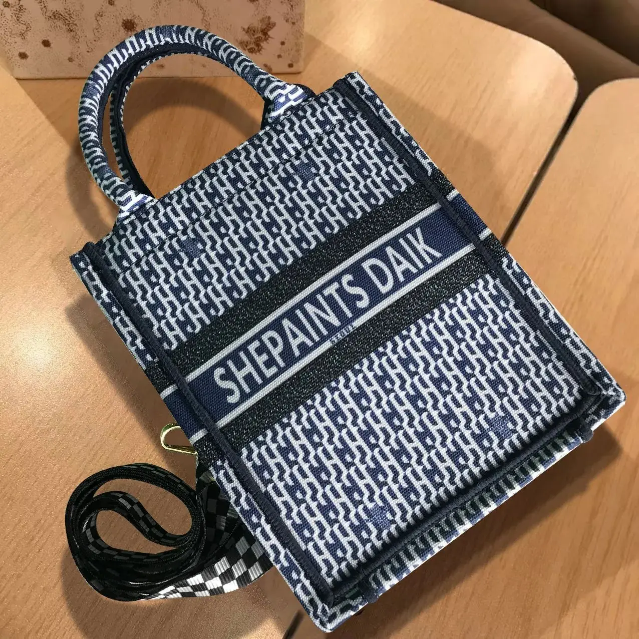Summer Hand-held Shoulder Large-capacity Textured Women's Bag Hand-held Woman Diagonal Span Shoulder Bag Retro Wind Tote Bag
Summer Hand-held Shoulder Large-capacity Textured Women's Bag Hand-held Woman Diagonal Span Shoulder Bag Retro Wind Tote Bag