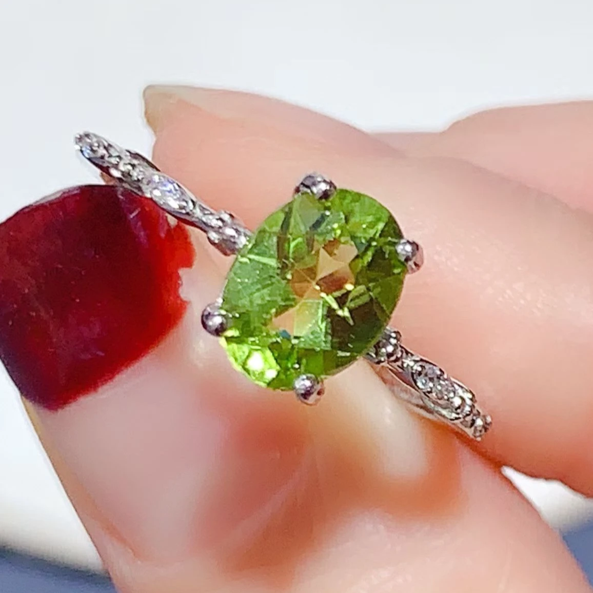 Real 925 Silver Peridot Ring 7x5mm VVS Grade 0.7ct Natural Peridot Jewelry with Gold Plating Simple Gemstone Ring for Daily Wear
Real 925 Silver Peridot Ring 7x5mm VVS Grade 0.7ct Natural Peridot Jewelry with Gold Plating Simple Gemstone Ring for Daily Wear
