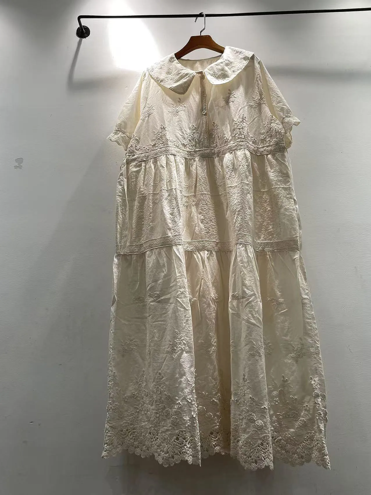 Summer New Arrival Women's Long Sleeveless Dress Heavy Embroidery Floral Lace Trim Doll Collar Style Cotton Gown for Young Women
Summer New Arrival Women's Long Sleeveless Dress Heavy Embroidery Floral Lace Trim Doll Collar Style Cotton Gown for Young Women