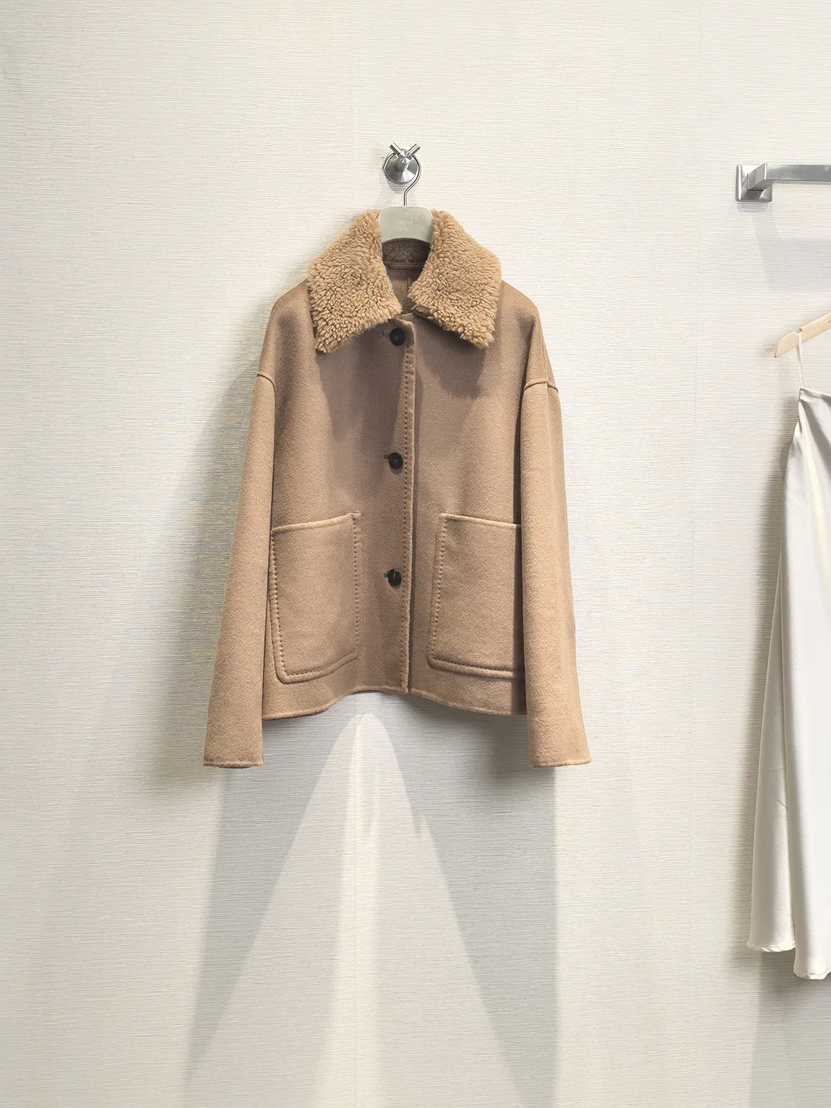 Зимнее модное шерстяное двустороннее короткое пальто с меховым воротником для женщин
Зимнее модное шерстяное двустороннее короткое пальто с меховым воротником для женщин