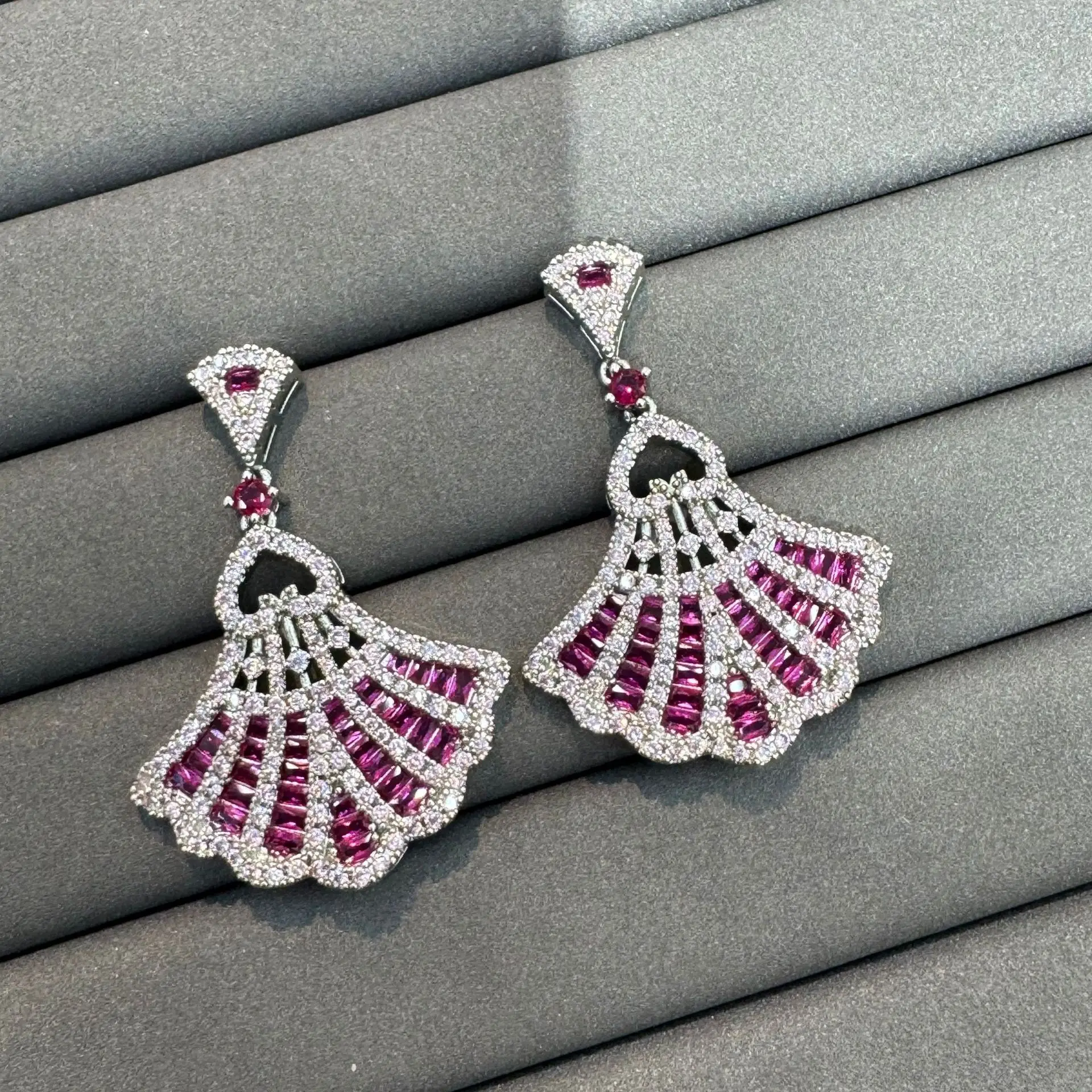 fushia pink zirconia luxury earrings fan shape pendant shiny jewelry women dangling earrings dinner party wedding gift
fushia pink zirconia luxury earrings fan shape pendant shiny jewelry women dangling earrings dinner party wedding gift