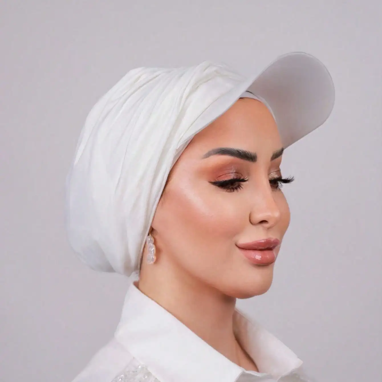1pc Women's Brimmed Headscarf Hat, Outdoor Sun Protection Solid Color Sweat-Absorbent Classic Versatile Arabian Style Casual Baseball Cap Turban, Suitable For Outdoor Daily Wear In Summer
1pc Women's Brimmed Headscarf Hat, Outdoor Sun Protection Solid Color Sweat-Absorbent Classic Versatile Arabian Style Casual Baseball Cap Turban, Suitable For Outdoor Daily Wear In Summer