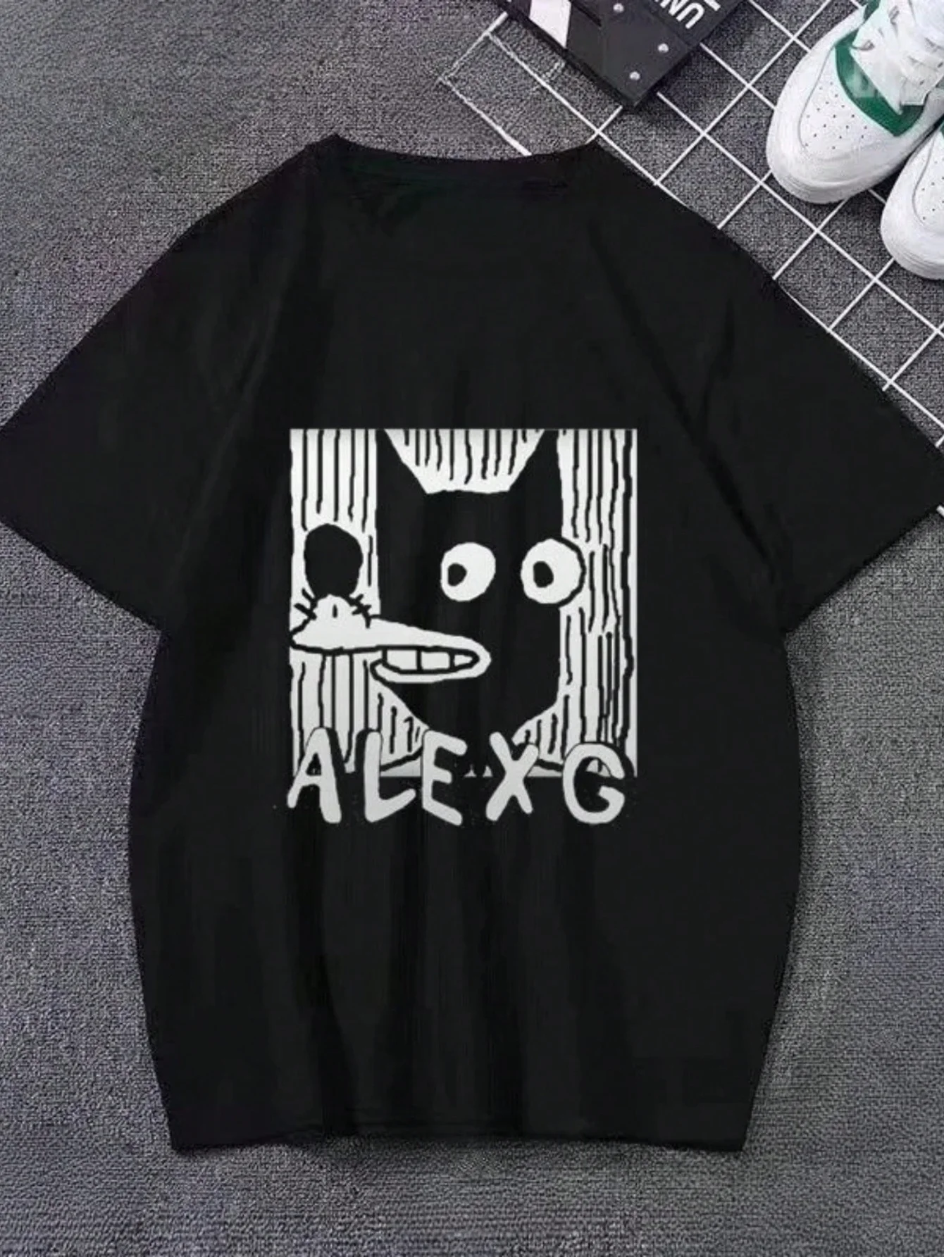 Футболка унисекс с рисунком Y2K — черная с белым мультяшным котом и принтом ALEX GC, приталенный крой с коротким рукавом, среднеэластичная ткань, машина 
Футболка унисекс с рисунком Y2K — черная с белым мультяшным котом и принтом ALEX GC, приталенный крой с коротким рукавом, среднеэластичная ткань, машина