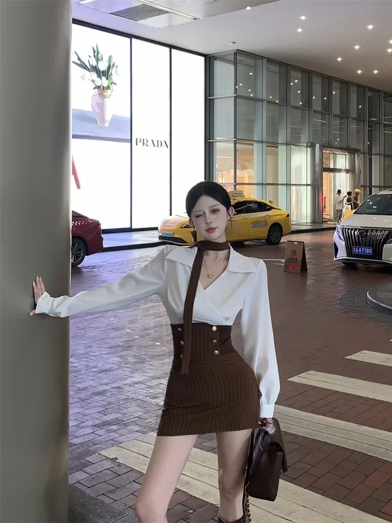 French Elegant Women Two Piece Skirt Sets Fashion V-neck Long Sleeve Shirt Tops + Striped High Waist Slim A Line Mini Skirt Sets
French Elegant Women Two Piece Skirt Sets Fashion V-neck Long Sleeve Shirt Tops + Striped High Waist Slim A Line Mini Skirt Sets