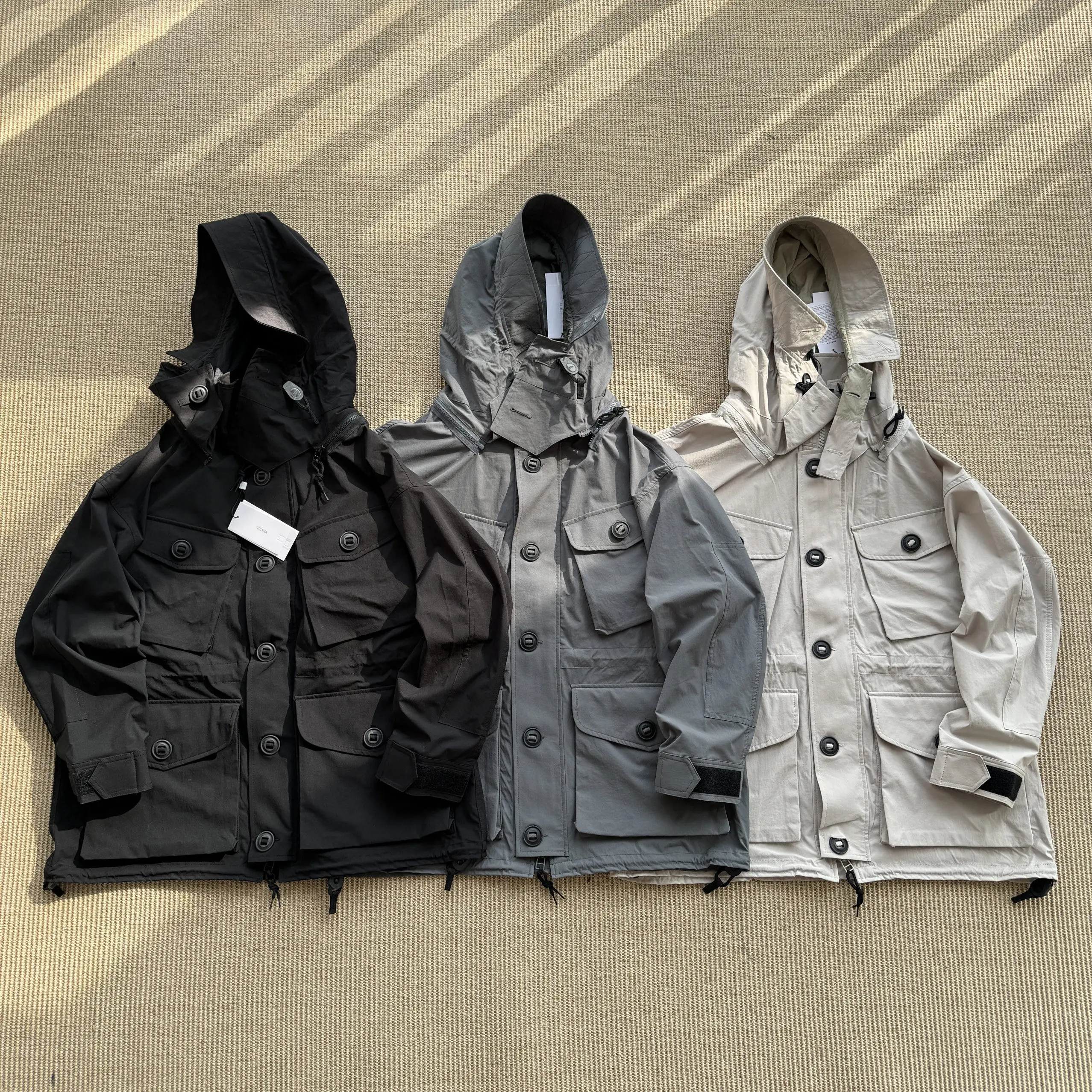 NH-Windjacke aus dünnem Nylon mit mehreren Taschen und abnehmbarer Kapuze
NH-Windjacke aus dünnem Nylon mit mehreren Taschen und abnehmbarer Kapuze