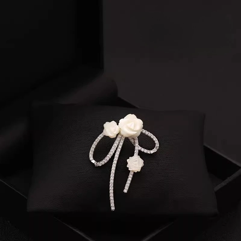 Beautiful Elegant White Rose Brooch Natural Mother of Pearl Bowknot Designer High-End Pin Collar Shirt Accessory Chic Dainty
Beautiful Elegant White Rose Brooch Natural Mother of Pearl Bowknot Designer High-End Pin Collar Shirt Accessory Chic Dainty