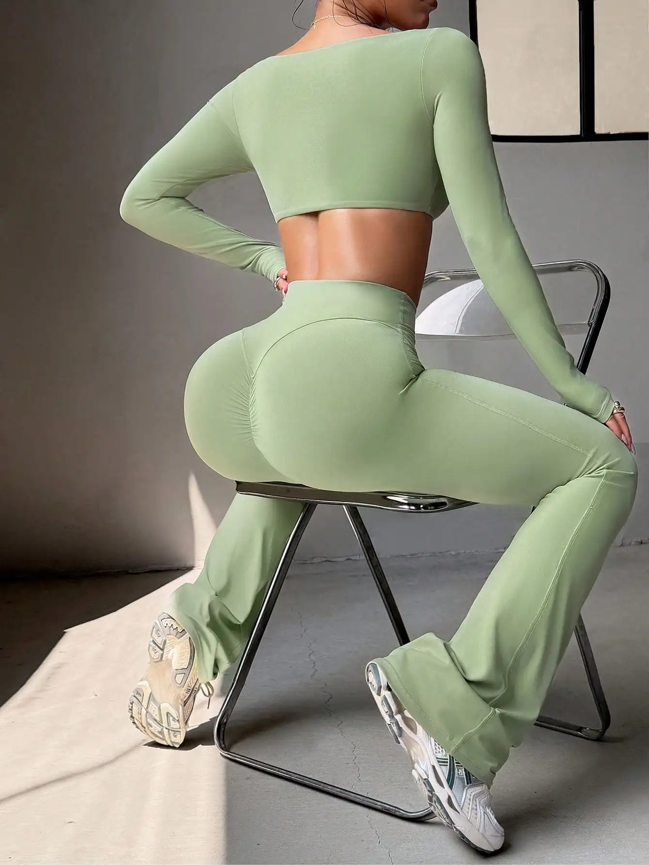 Women's Solid Color 2-Piece Set Long Sleeve Crop Top Square Neck High Waist Flare Yoga Pants
Women's Solid Color 2-Piece Set Long Sleeve Crop Top Square Neck High Waist Flare Yoga Pants