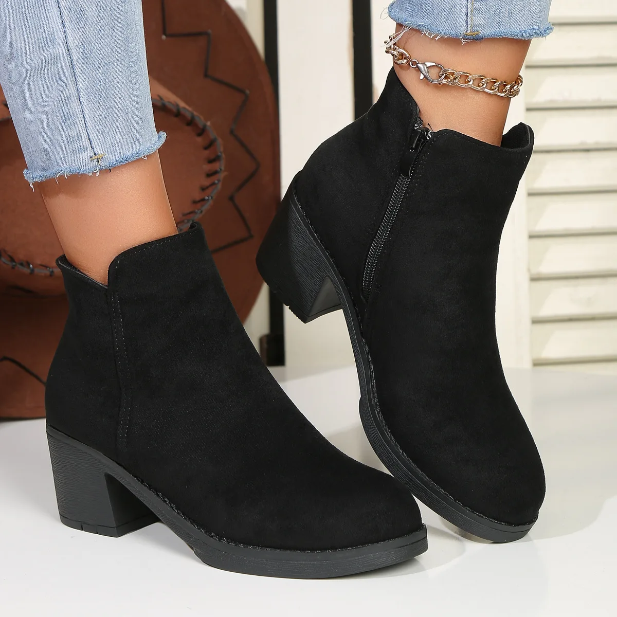 New large-sized fashionable and trendy fleece side zipper short top round toe thick heel thin round toe slim boots
New large-sized fashionable and trendy fleece side zipper short top round toe thick heel thin round toe slim boots
