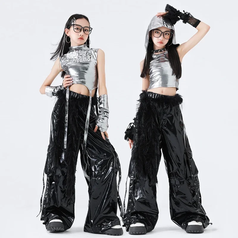 Костюм для джазового танца 2025 года, серебряные топы с пупком для девочек, черные кожаные брюки, одежда для выступлений в стиле хип-хоп, сценический костюм для подиума, BL16000
Костюм для джазового танца 2025 года, серебряные топы с пупком для девочек, черные кожаные брюки, одежда для выступлений в стиле хип-хоп, сценический костюм для подиума, BL16000