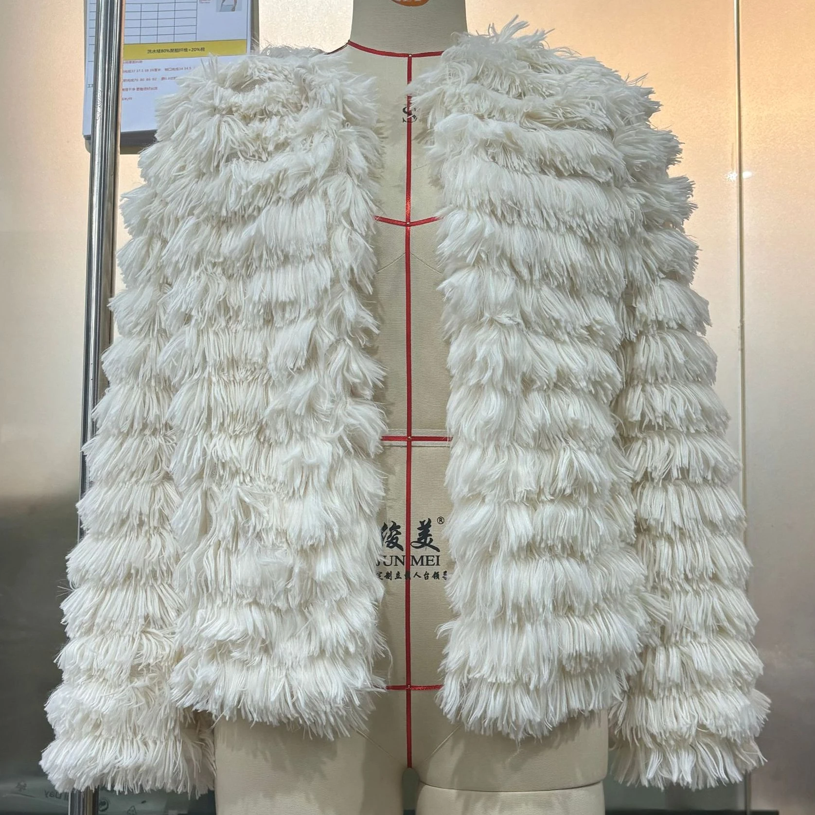 Женский искусственный мех, однотонный, с коротким мехом, с длинными рукавами, V-образным вырезом, с открытой строчкой, толстый теплый мех, свободный крой, повседневный офис, леди 2025 г., осень-зима
Женский искусственный мех, однотонный, с коротким мехом, с длинными рукавами, V-образным вырезом, с открытой строчкой, толстый теплый мех, свободный крой, повседневный офис, леди 2025 г., осень-зима