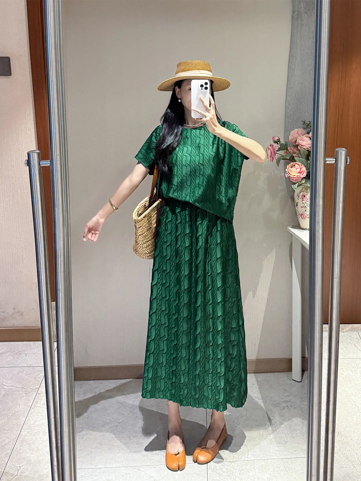 New Summer 2026 Women Outfit Plain Short-Sleeved Loose-Fit T-Shirt High-Waisted Casual Pleated Skirt An Elegant Female Suit
New Summer 2026 Women Outfit Plain Short-Sleeved Loose-Fit T-Shirt High-Waisted Casual Pleated Skirt An Elegant Female Suit
