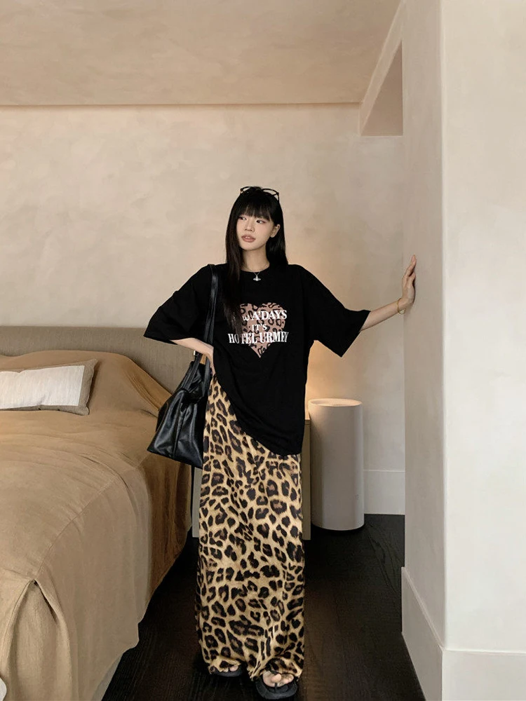 Slimming Black Leopard Print T-Shirt And High Waist Split Skirt Set Women's Fashion Summer Casual Style Animal Pattern Two-Pi...
Slimming Black Leopard Print T-Shirt And High Waist Split Skirt Set Women's Fashion Summer Casual Style Animal Pattern Two-Pi...
