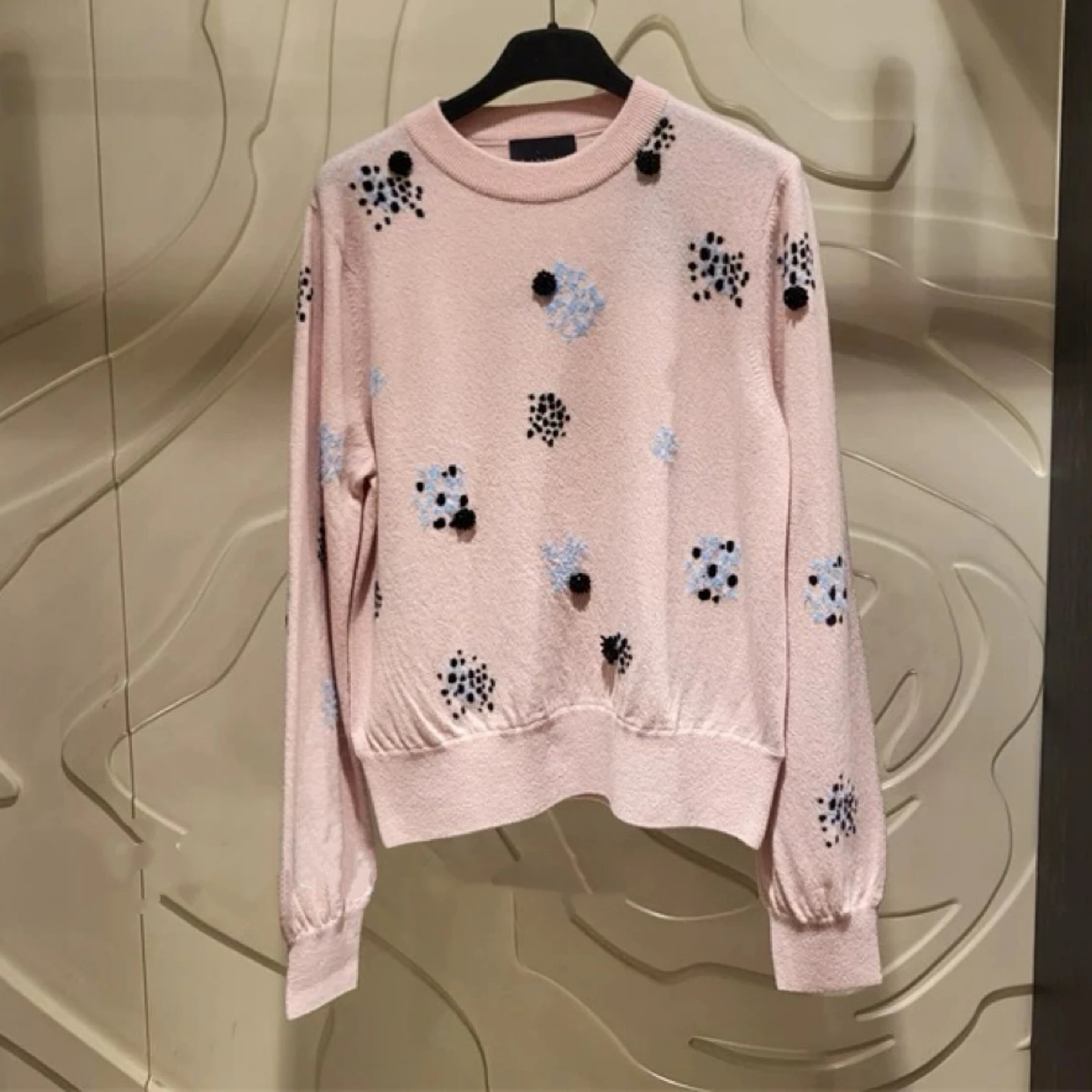 Korean L*NVIN 25 Spring Faionable All-Match Heavy Embroidery Bead Firework Pattern round Ne Woolen Knitted Sweater
Korean L*NVIN 25 Spring Faionable All-Match Heavy Embroidery Bead Firework Pattern round Ne Woolen Knitted Sweater