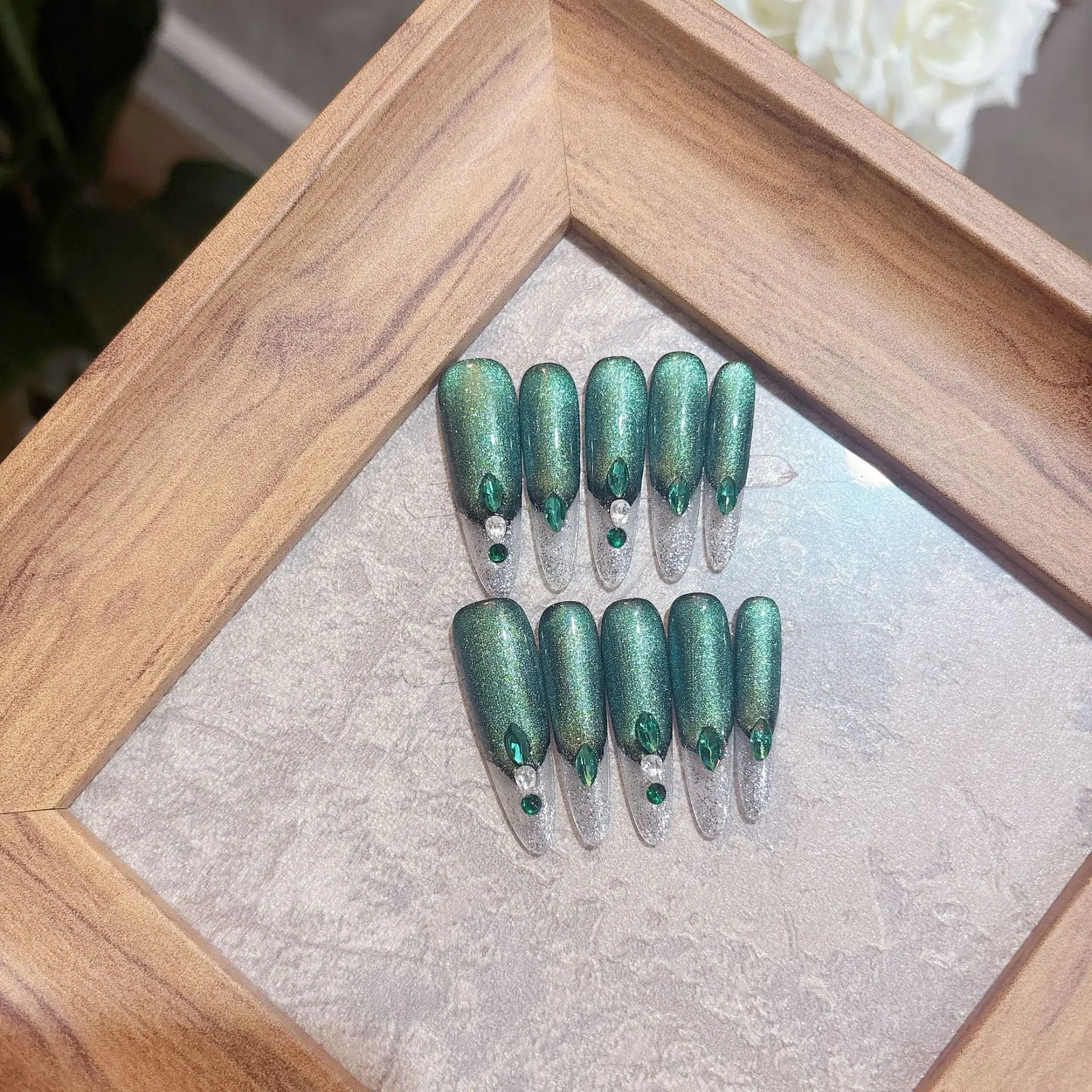 10Pcs Luxury Handmade French Long Stiletto Press On Nails Shiny Retro Green Cat Eye Rhinestone Design Fake Nails Wearable Nails
10Pcs Luxury Handmade French Long Stiletto Press On Nails Shiny Retro Green Cat Eye Rhinestone Design Fake Nails Wearable Nails