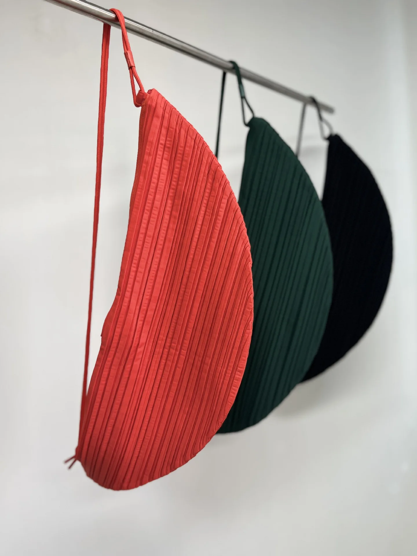 HOT SELLING Fashion Casual sports style solid color pleated dumpling bag crossbody bag unisex IN STOCK
HOT SELLING Fashion Casual sports style solid color pleated dumpling bag crossbody bag unisex IN STOCK