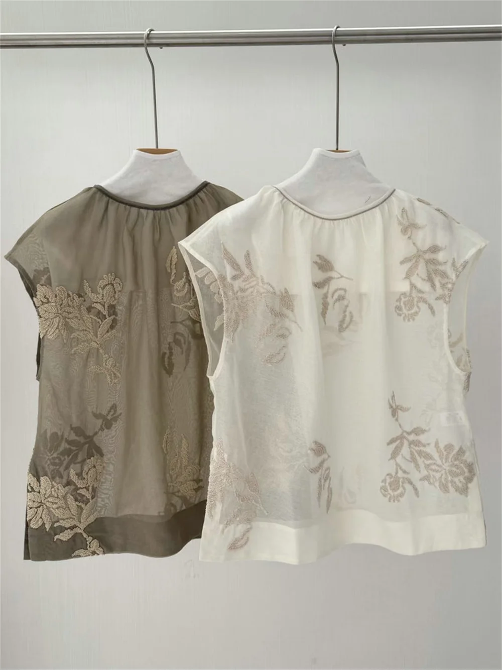 Women's Heavy Embroidery Sleeveless Blouses and Shirts Top High-End Round Neck Beaded Chain Shirt
Women's Heavy Embroidery Sleeveless Blouses and Shirts Top High-End Round Neck Beaded Chain Shirt