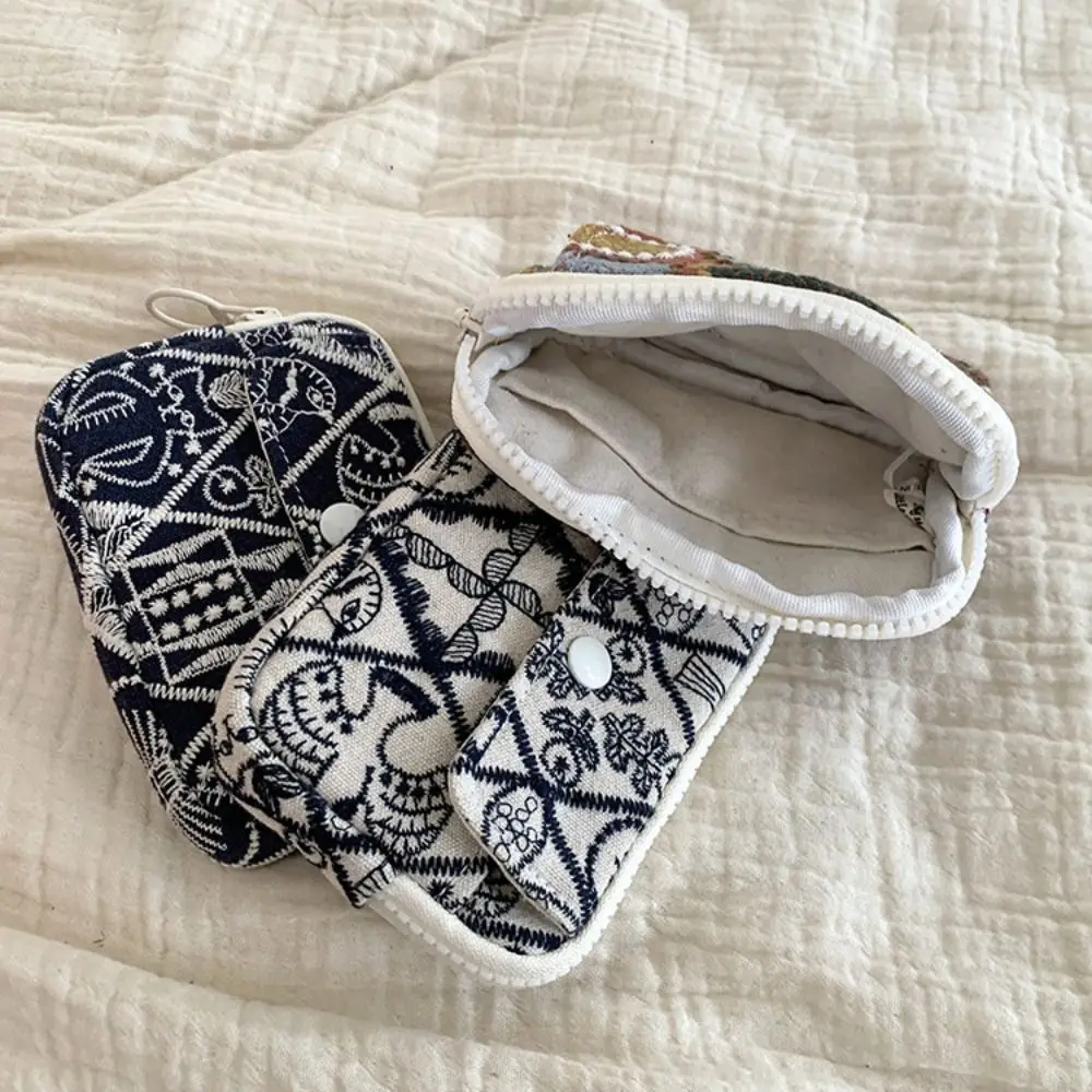 Простая милая сумка для хранения с вышивкой, хлопково-льняная сумка с цветком в этническом стиле, кошелек для монет, держатель для карт, корейский стиль, сумка для наушников, сумка для ключей
Простая милая сумка для хранения с вышивкой, хлопково-льняная сумка с цветком в этническом стиле, кошелек для монет, держатель для карт, корейский стиль, сумка для наушников, сумка для ключей